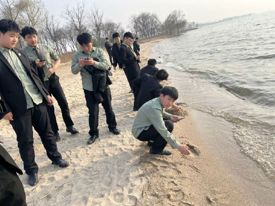  春风三月暖，踏青正当时！八维师生共赴春日约会~